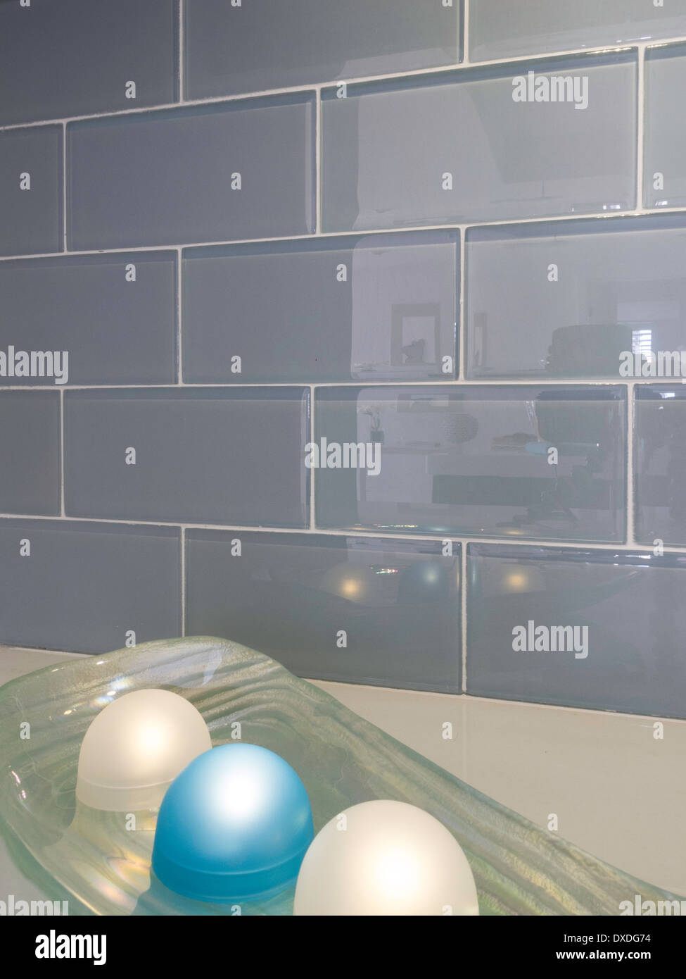 Bunte dekorative Glas Leuchten neben Glas Fliesen-Wand, Wohn-Interieur, USA Stockfoto
