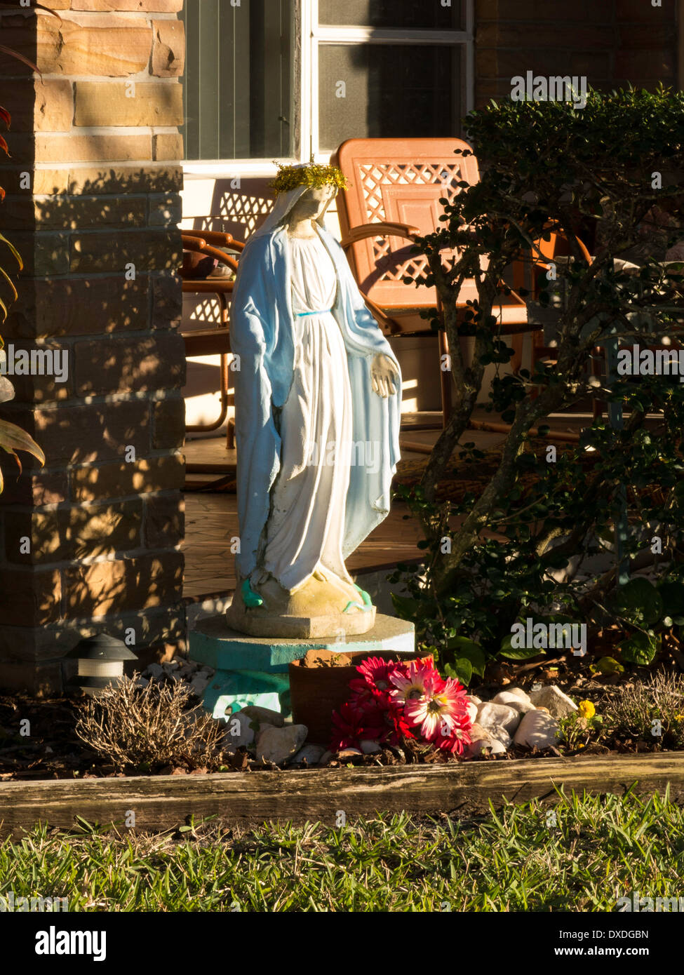 Jungfrau Maria Rasen und Garten Statue, katholischen Heim, USA Stockfoto