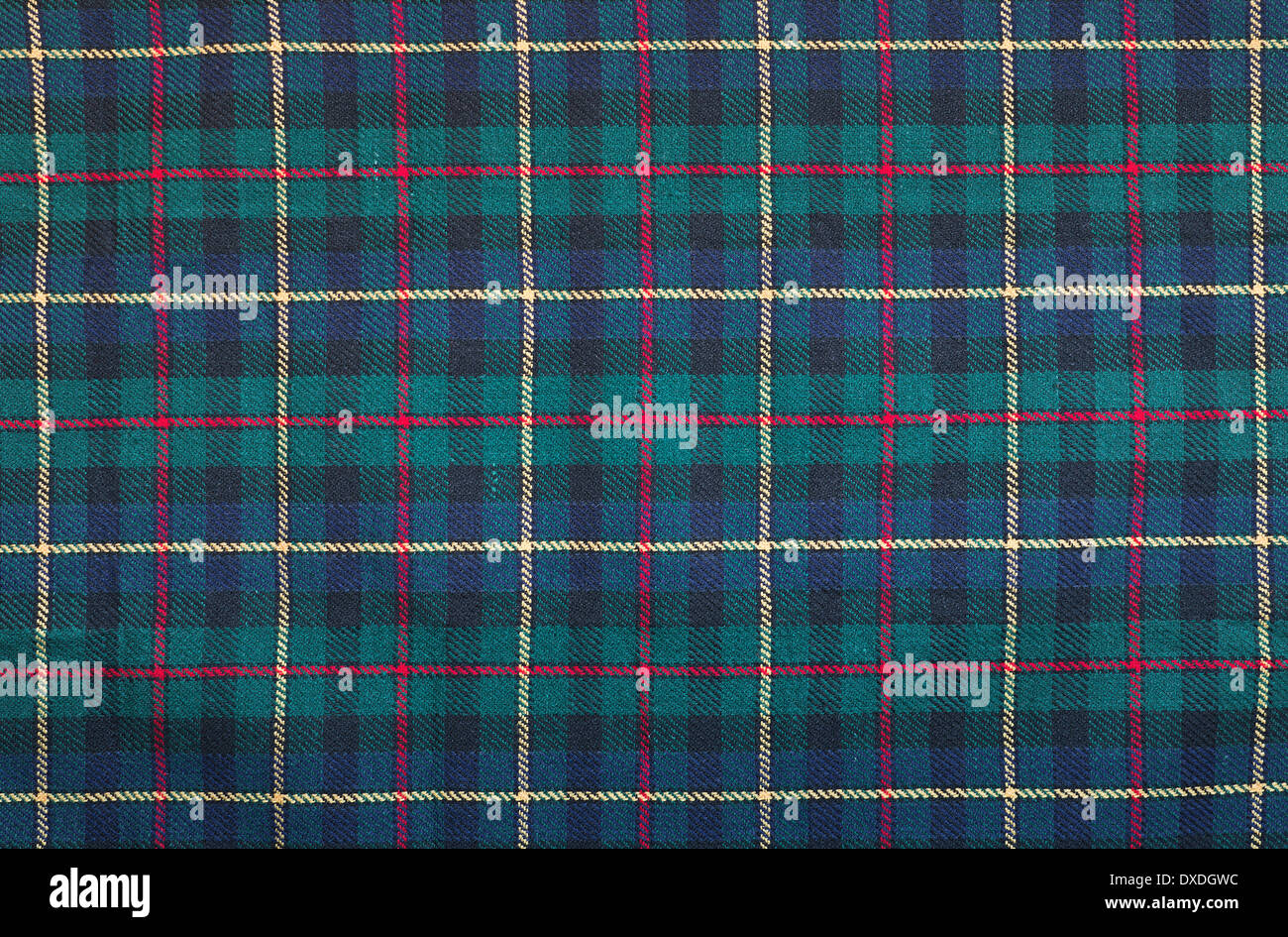 Schottische Tartan Hintergrund ein aufgegebenes Plaid weben Muster mit roten, grünen, blauen und gelben Farben. Stockfoto