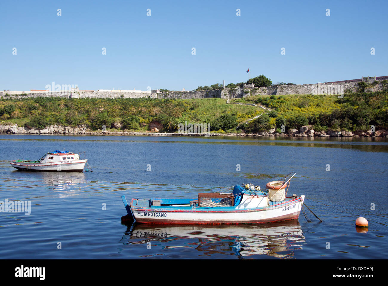 Zwei Fischerboote mit San Carlos de La Cabana Havanna Kuba Stockfoto