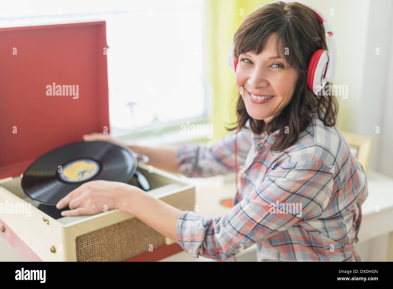 Frau anhören von Musik auf antike Plattenspieler Stockfoto