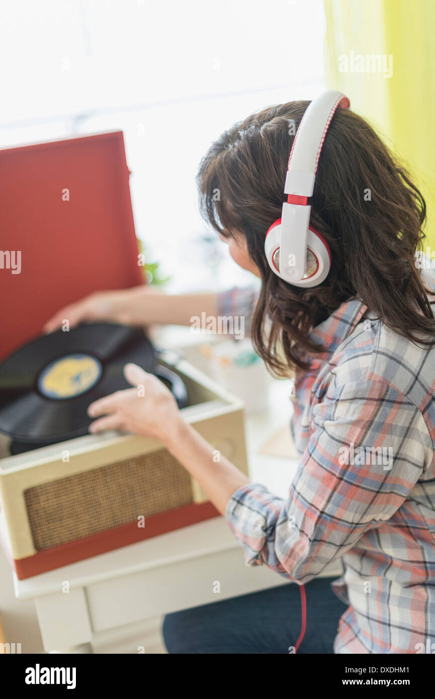 Frau anhören von Musik auf antike Plattenspieler Stockfoto