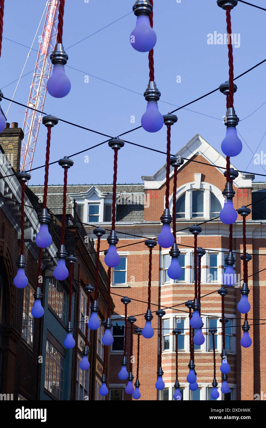 Blaue Licht Lampen auf den Straßen von London England Stockfoto