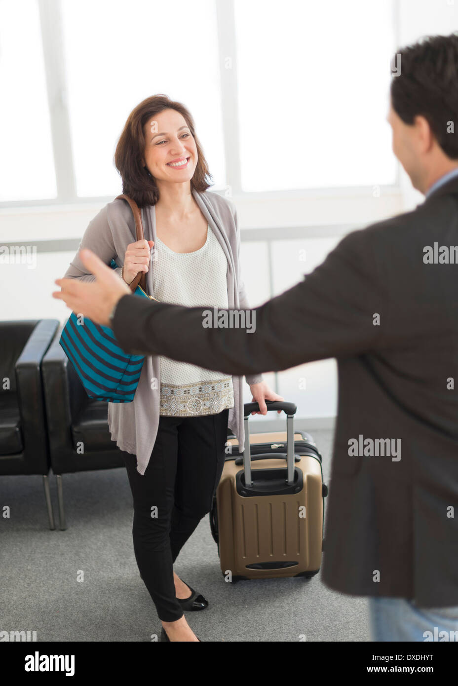 Paar-treffen am Flughafen Stockfoto