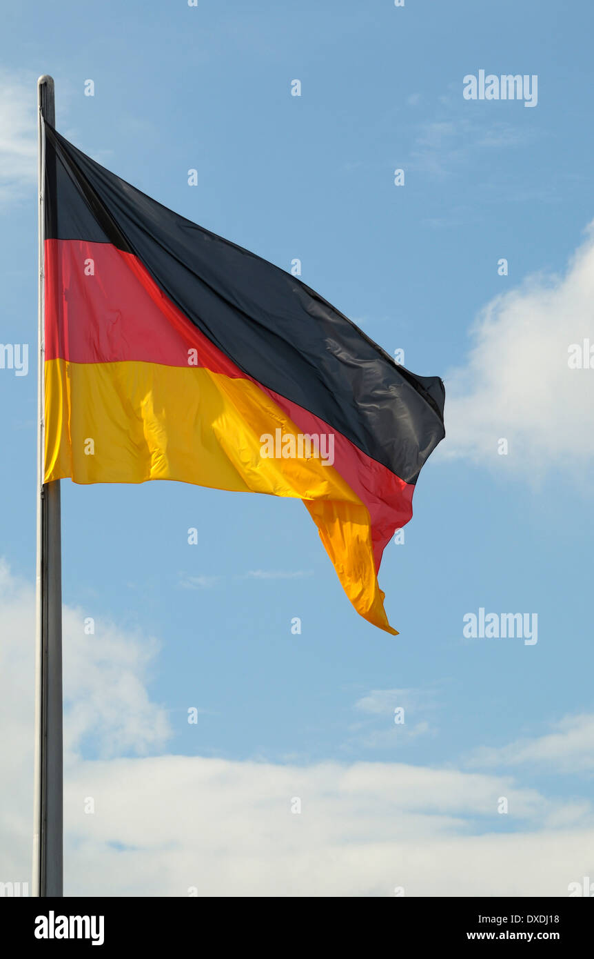 Nahaufnahme der deutschen Flagge gegen blauen Himmel Stockfoto