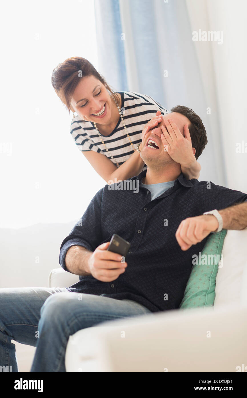 Frau Abdeckung Mann in die Augen Stockfoto
