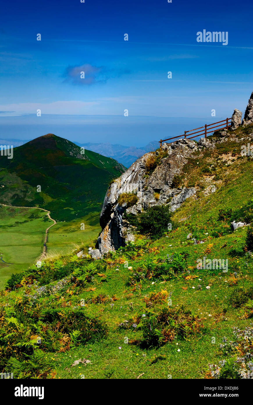 Sommer-Blick auf die Picos de Europa in den Seen von Covadonga, Cangas de Onis, Asturien, Spanien Stockfoto