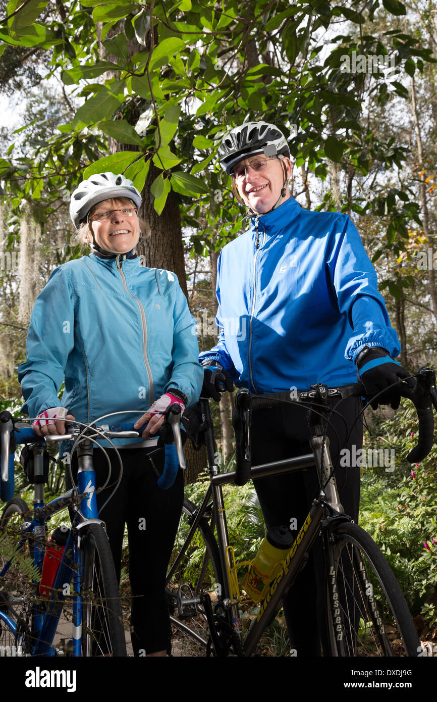 Älteres paar Radfahren zusammen, USA Stockfoto