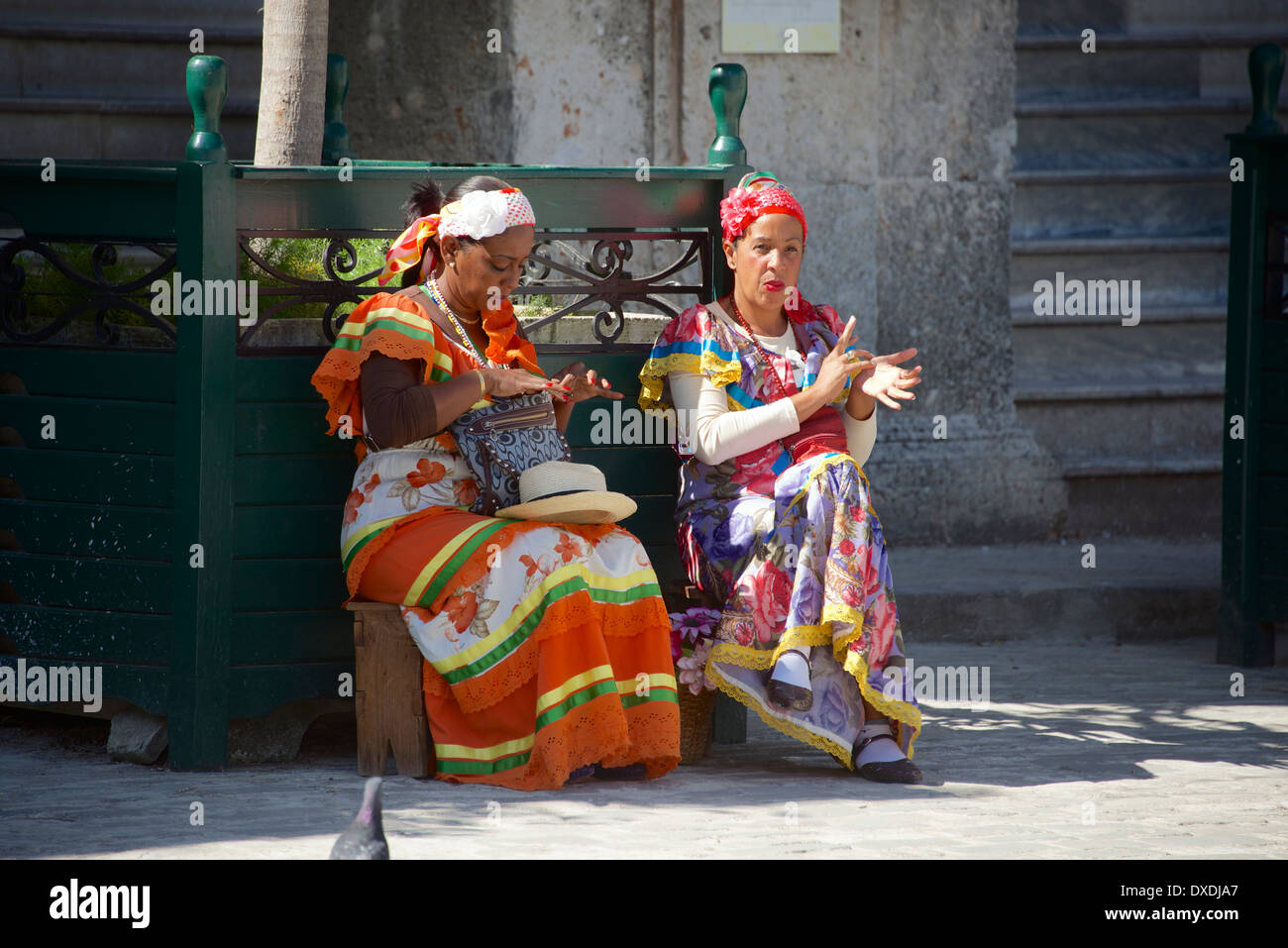 Zwei sitzende Frauen in traditioneller Tracht Alt-Havanna-Kuba Stockfoto