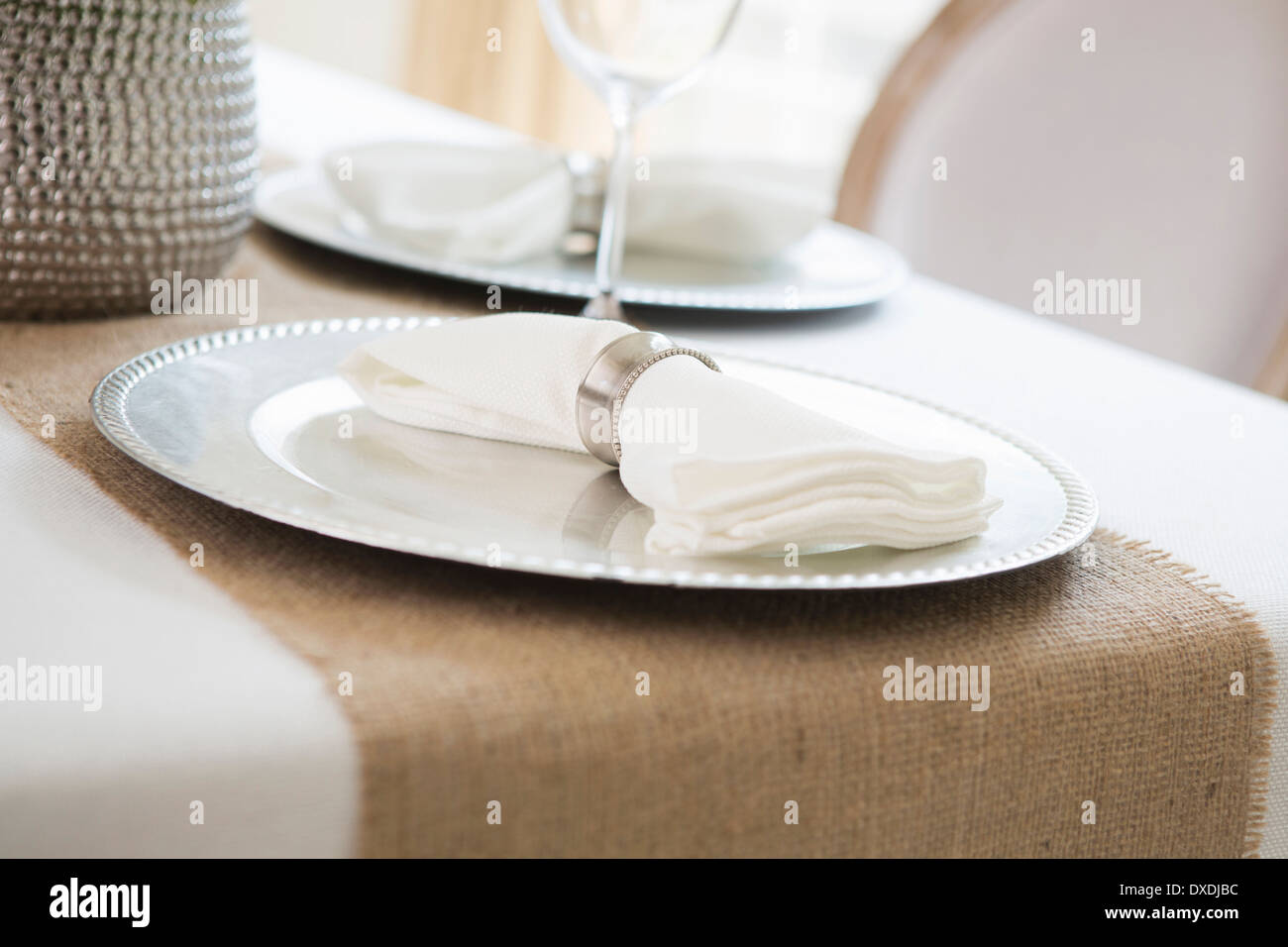 Elegante Tischdekoration bei Hochzeit Veranstaltung mit Platte Ladegerät und Serviette Stockfoto