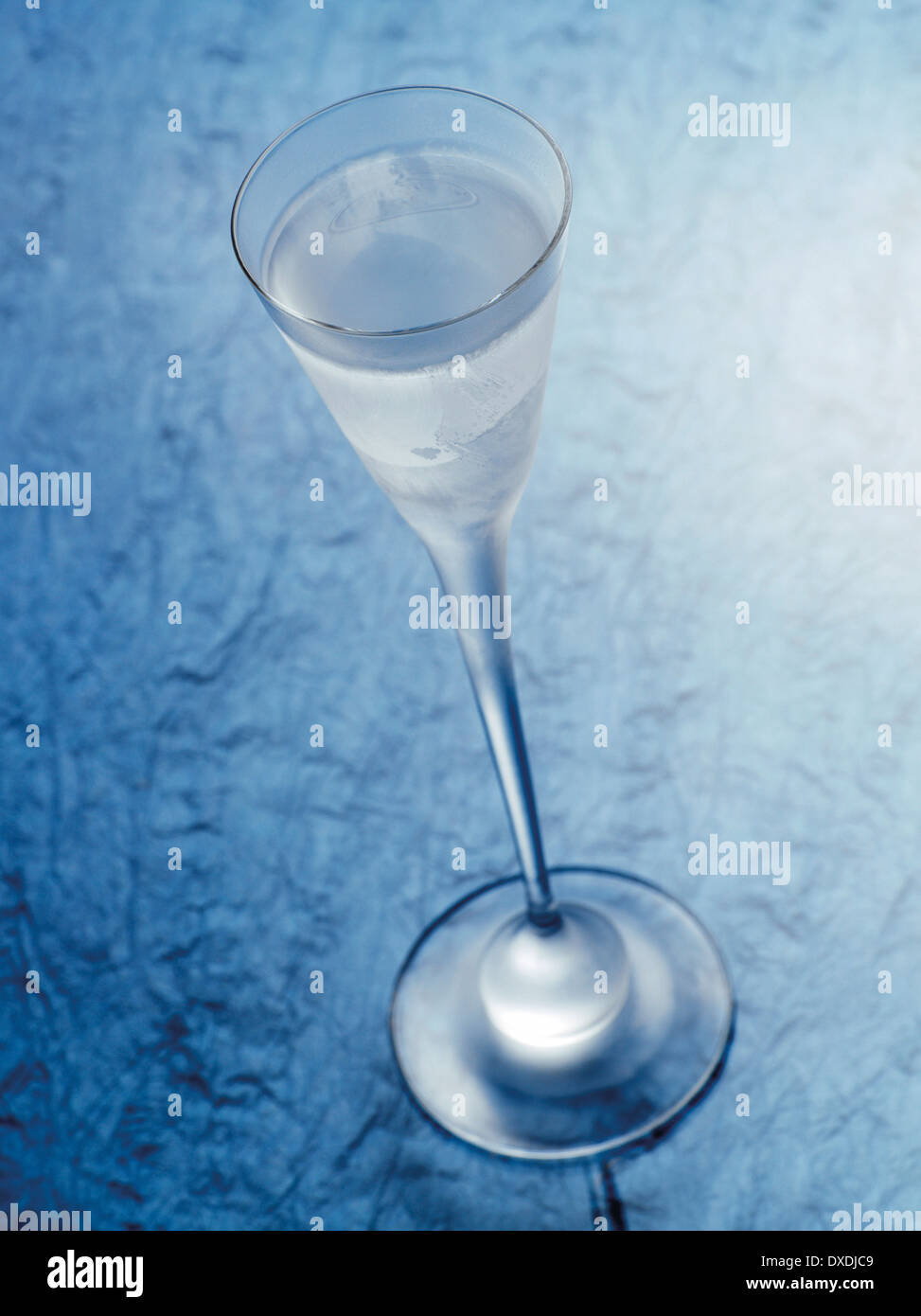 Glas Aquavit auf blauem Hintergrund, Studioaufnahme Stockfoto