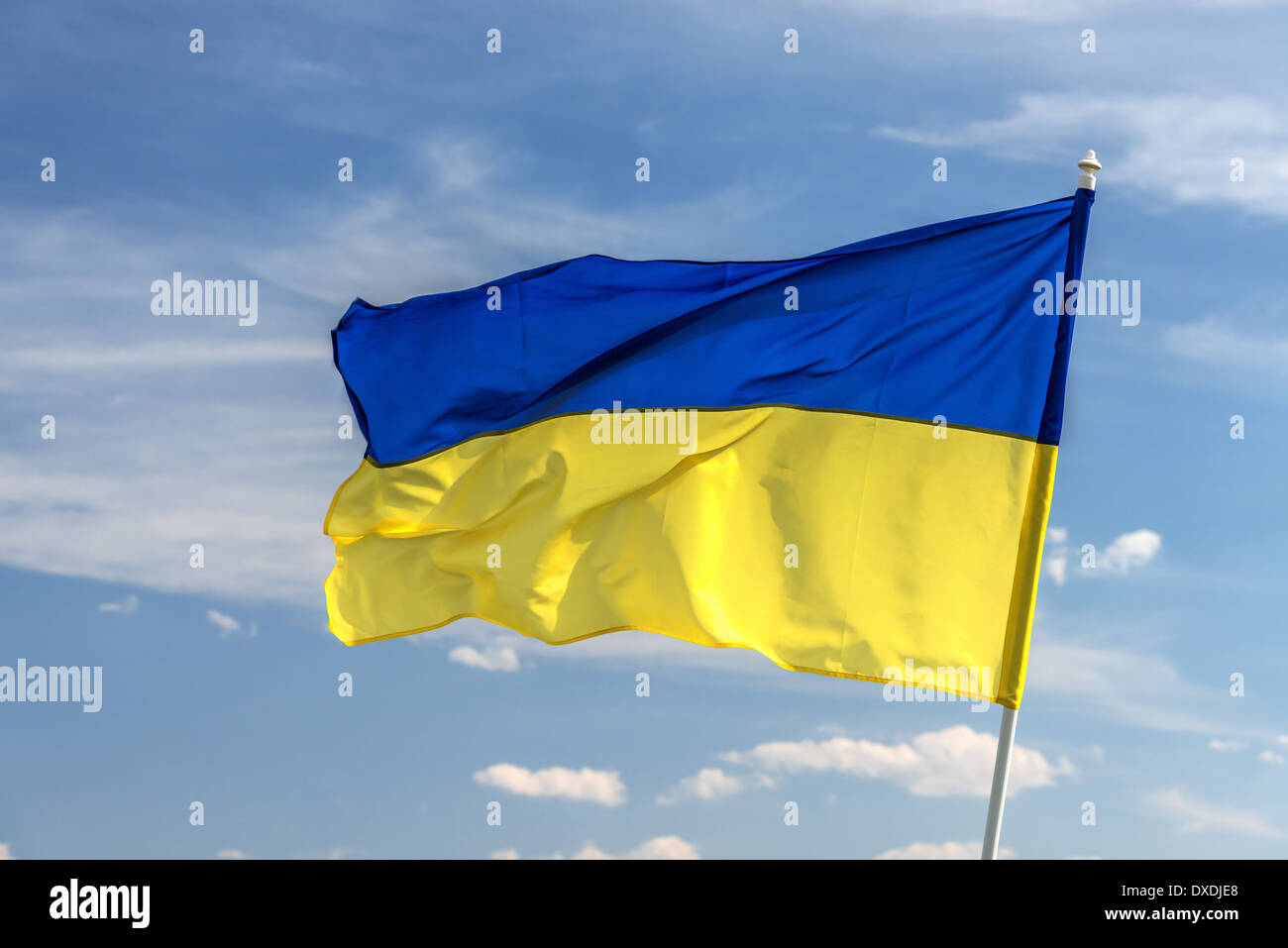 ukrainische Flagge am Himmelshintergrund Stockfoto