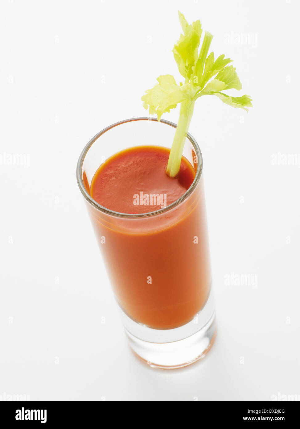 Glas von Bloody Mary mit Sellerie garnieren auf weißem Hintergrund, Studioaufnahme Stockfoto