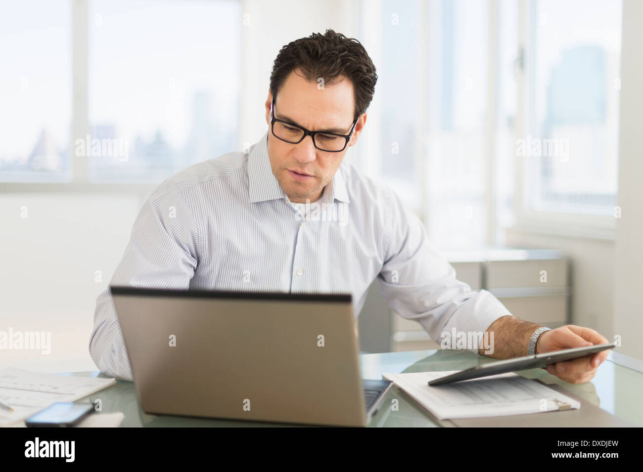 Geschäftsmann mit Laptop und digital-Tablette Stockfoto