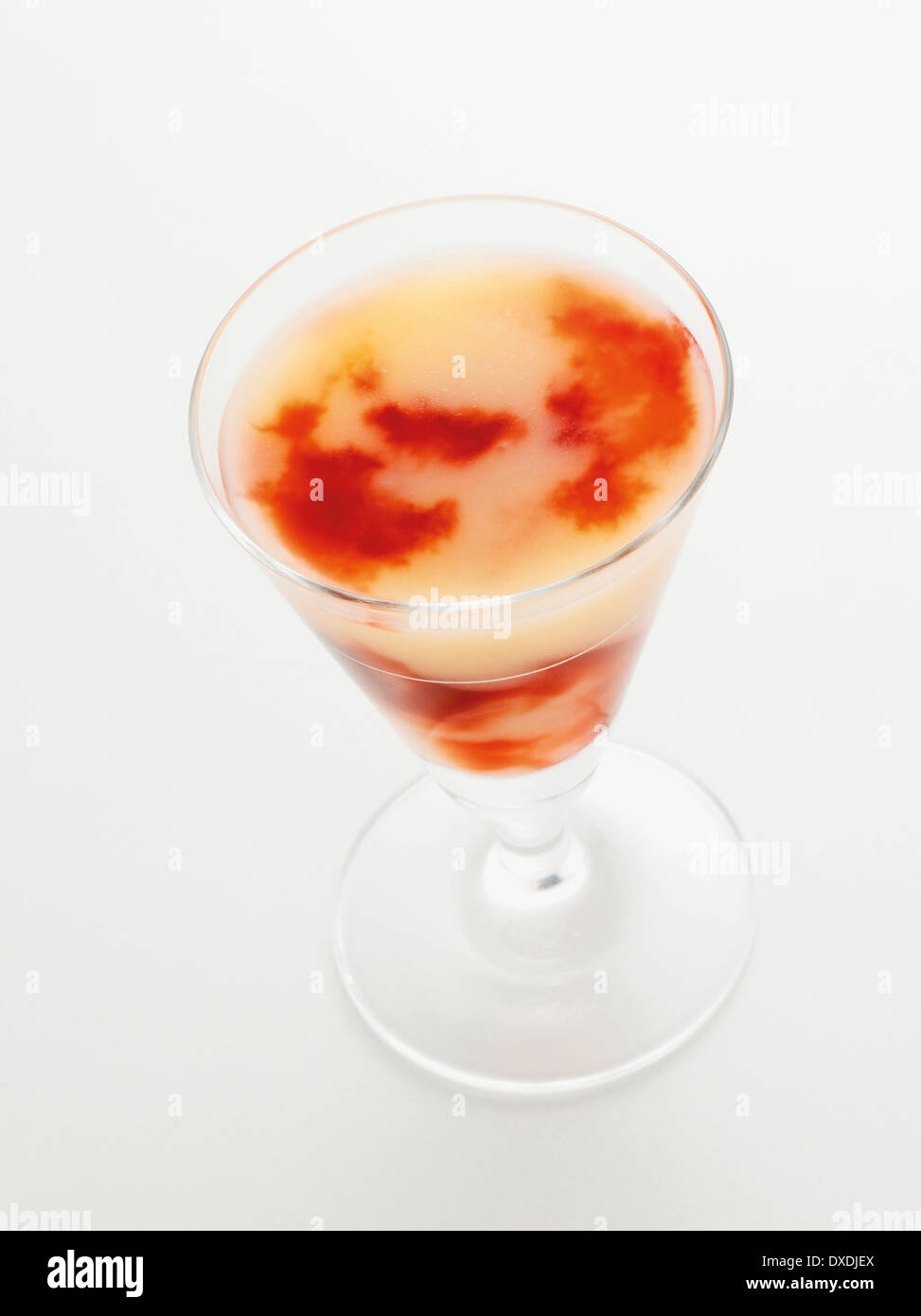 Glas Kirsch und Bananensaft, Studioaufnahme Stockfoto