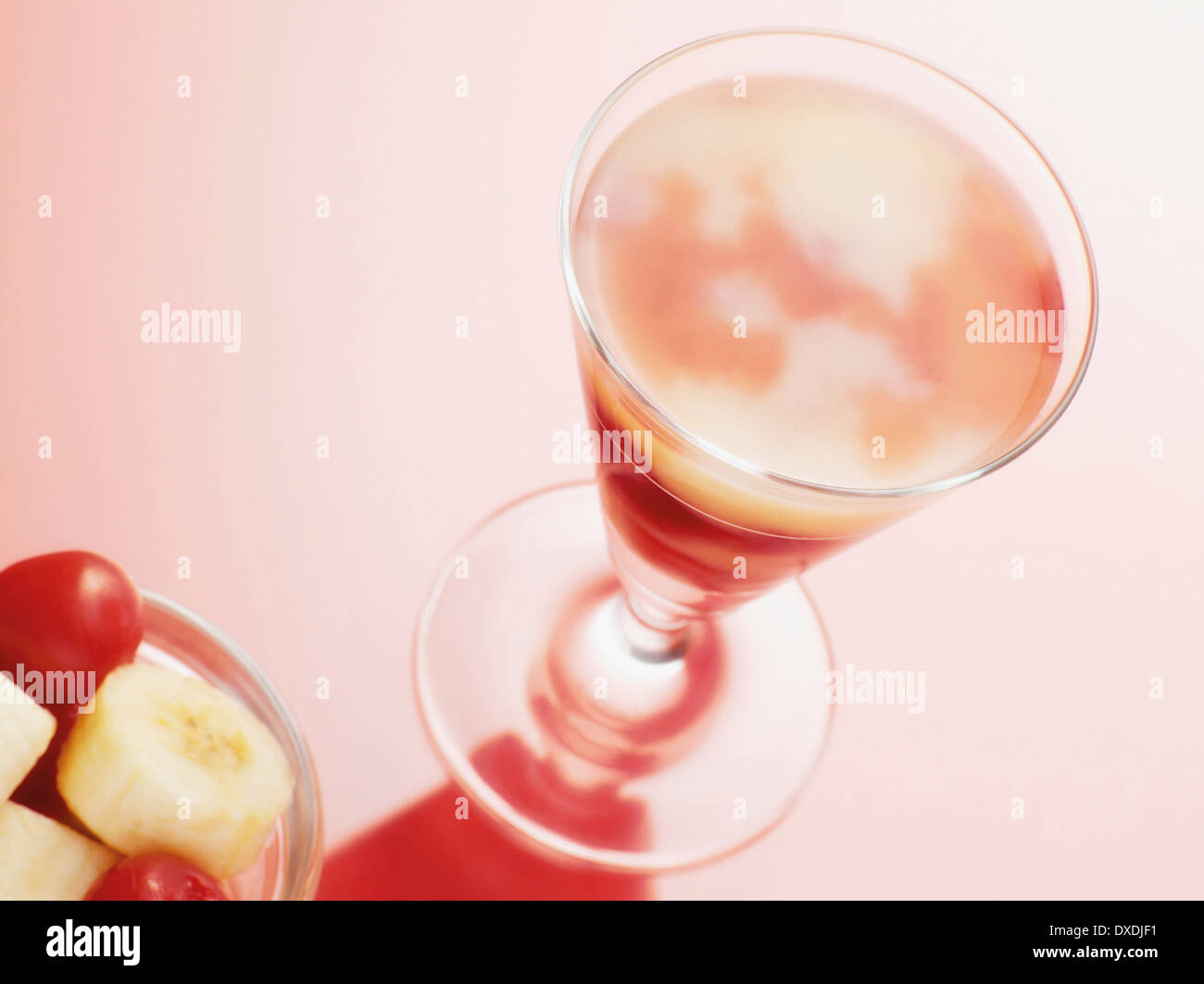 Glas Kirsch und Bananensaft, Studioaufnahme Stockfoto