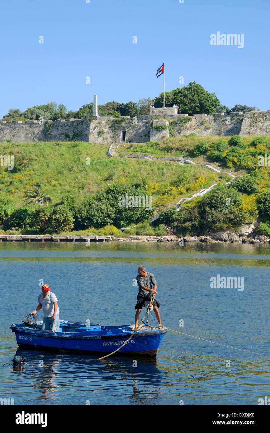 Zwei Männer im Boot mit Taucher im Wasser Alt-Havanna-Kuba Stockfoto