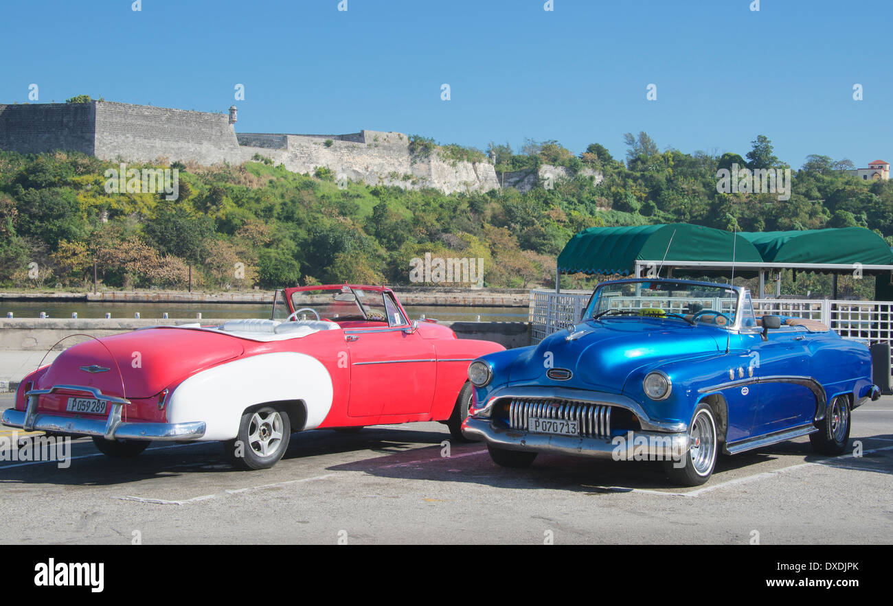 Zwei wiederhergestellt amerikanische Oldtimer Alt-Havanna Kuba Stockfoto