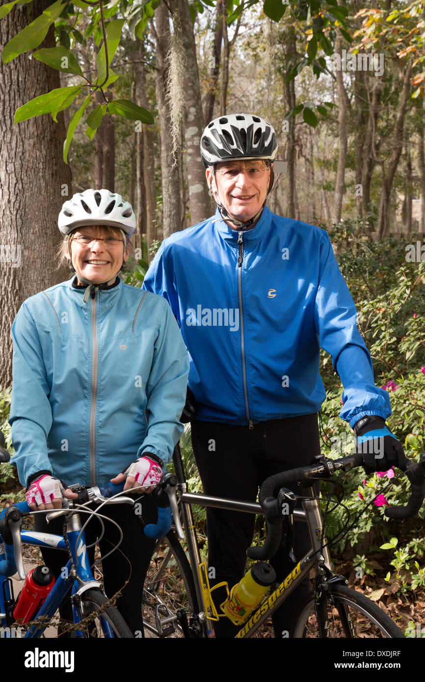 Älteres paar Radfahren zusammen, USA Stockfoto