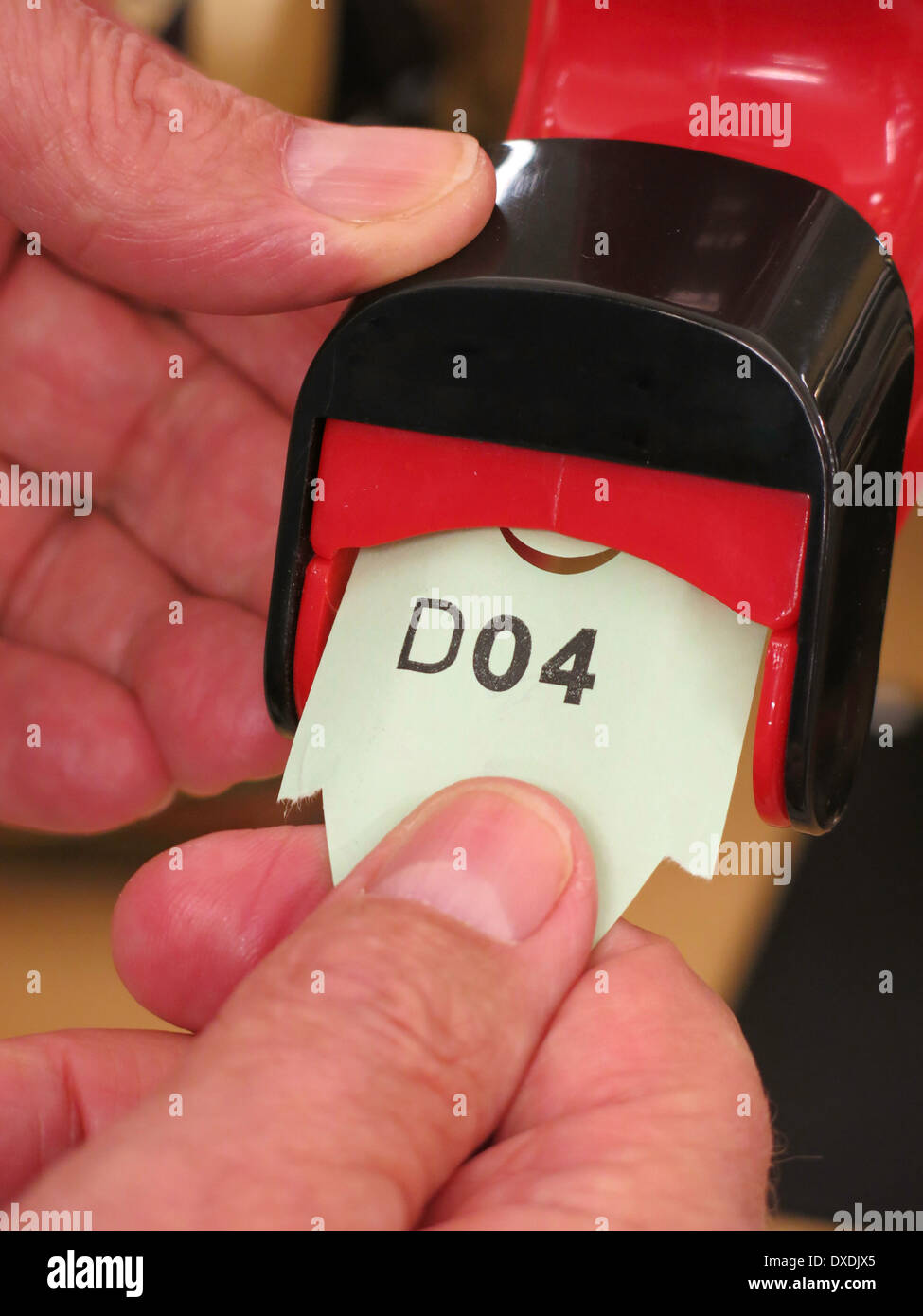 Nehmen Sie einen Nummer Dispenser Fahrkartenautomat und Ticket, USA Stockfoto