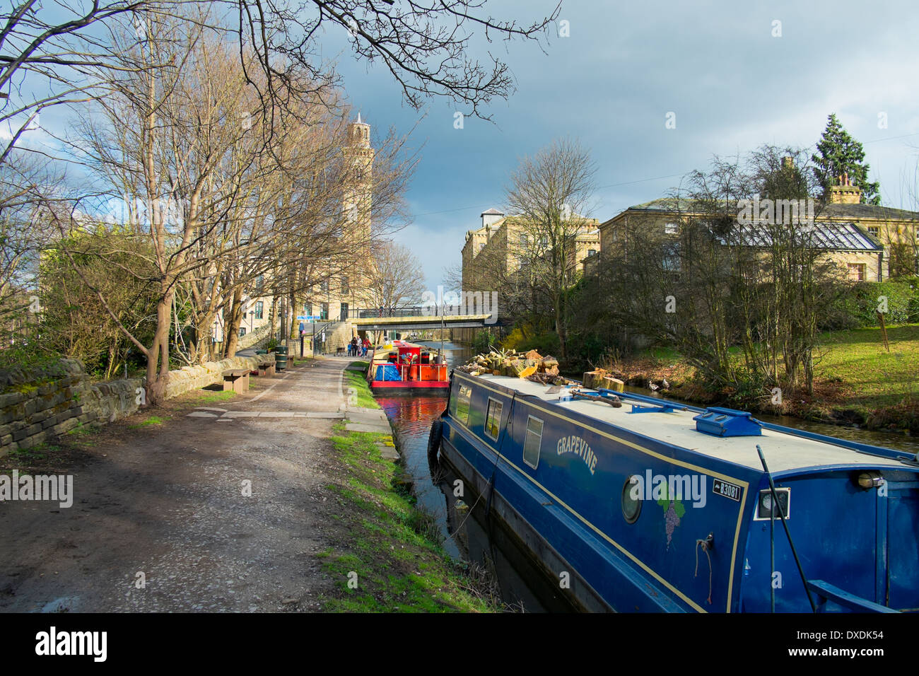 Kanalboote vertäut am Leeds und Liverpool Kanal, Saltaire, Bradford, Yorkshire, England. Stockfoto