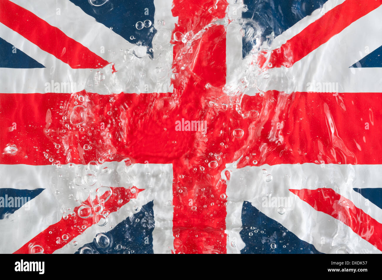 klares Wasser vor einem Union Jack Flagge hellen Kontrastfarbe überflutet Unterwasser Großbritannien führt ständiger Regen zu ruinieren Stockfoto