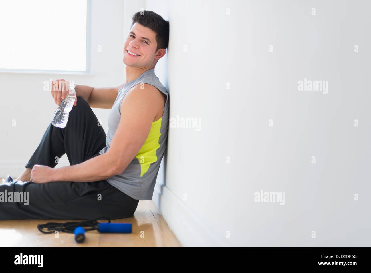 Junger Mann im Fitnessstudio Stockfoto