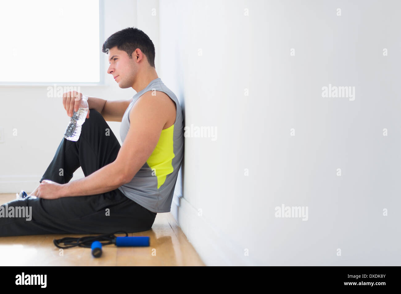 Junger Mann im Fitnessstudio Stockfoto