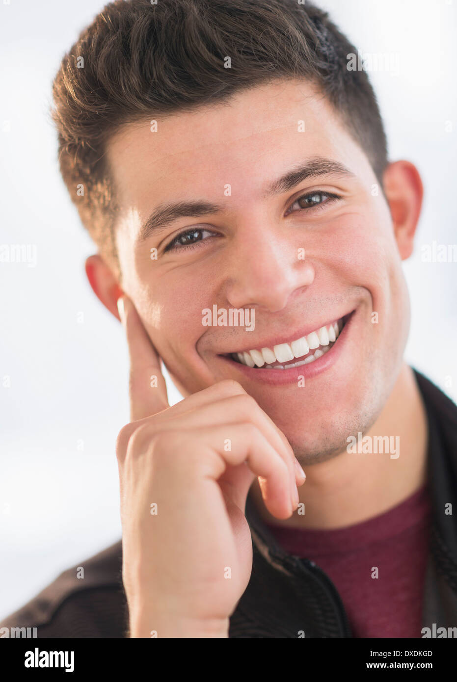 Porträt von lächelnden jungen Mann Stockfoto