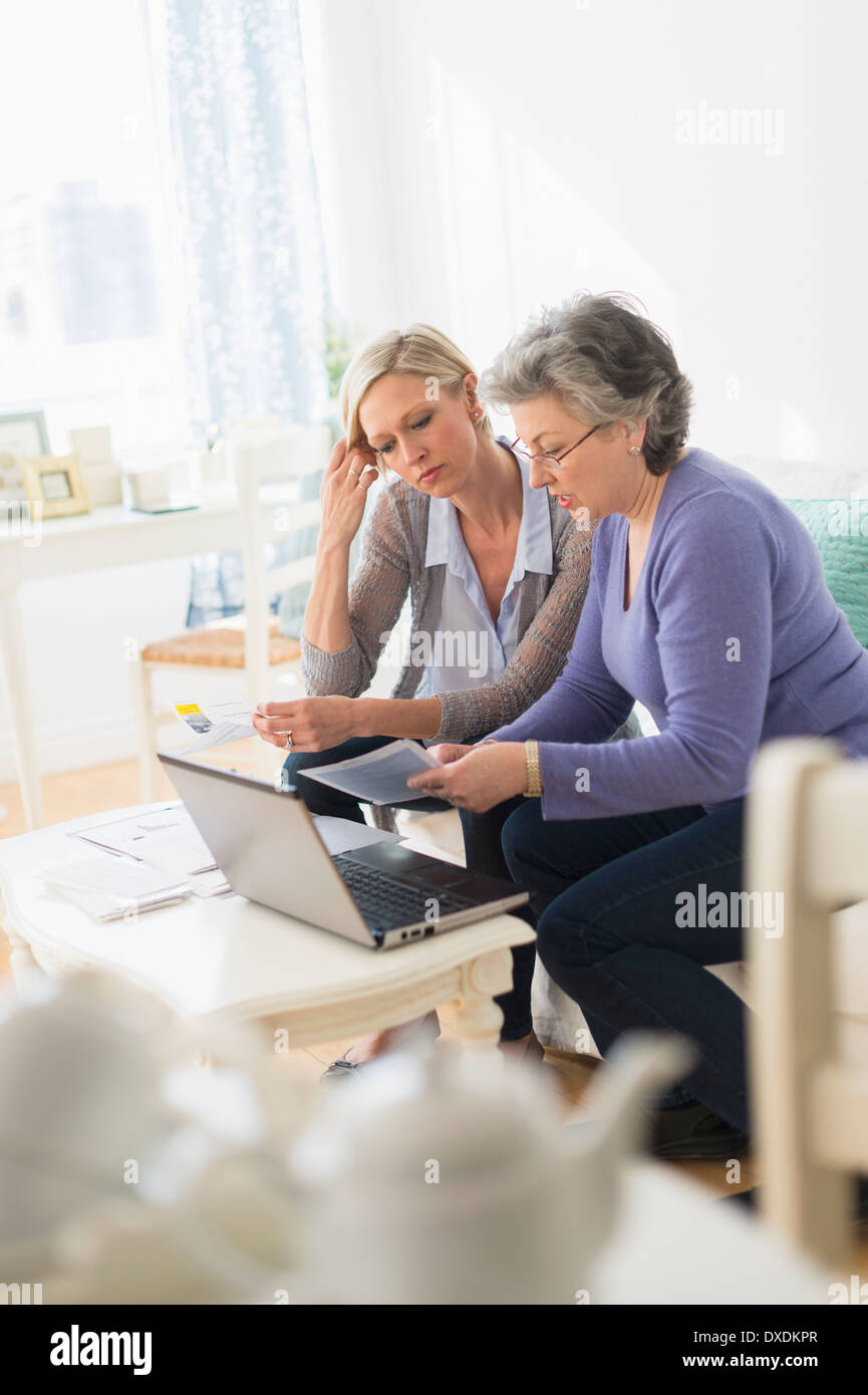 Zwei Reife Frauen, die Zahlung von Rechnungen über das internet Stockfoto