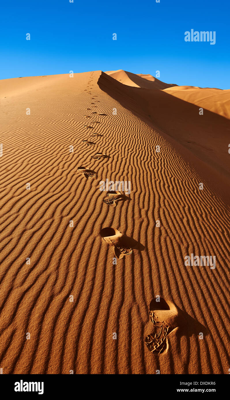 Fuß tritt in den Sahara-Dünen von Erg Chebbi, Marokko, Afrika Stockfoto