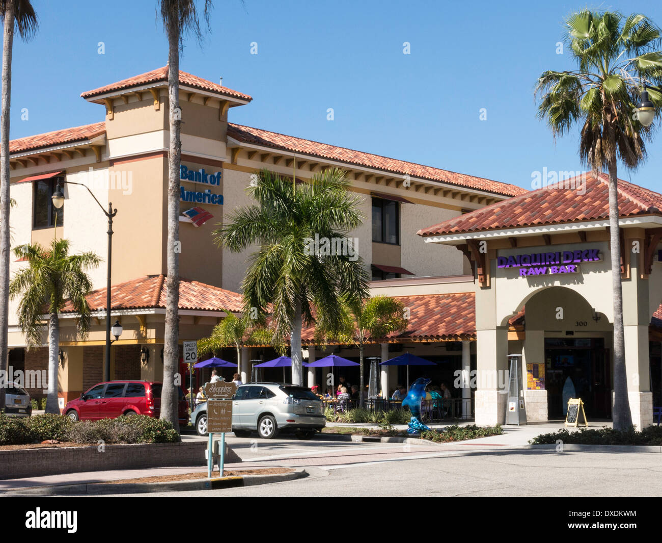 Malerische Straßenszene, Tan Stuck spanischen Gebäuden und Palmen, die Innenstadt von Venice, FL, USA Stockfoto