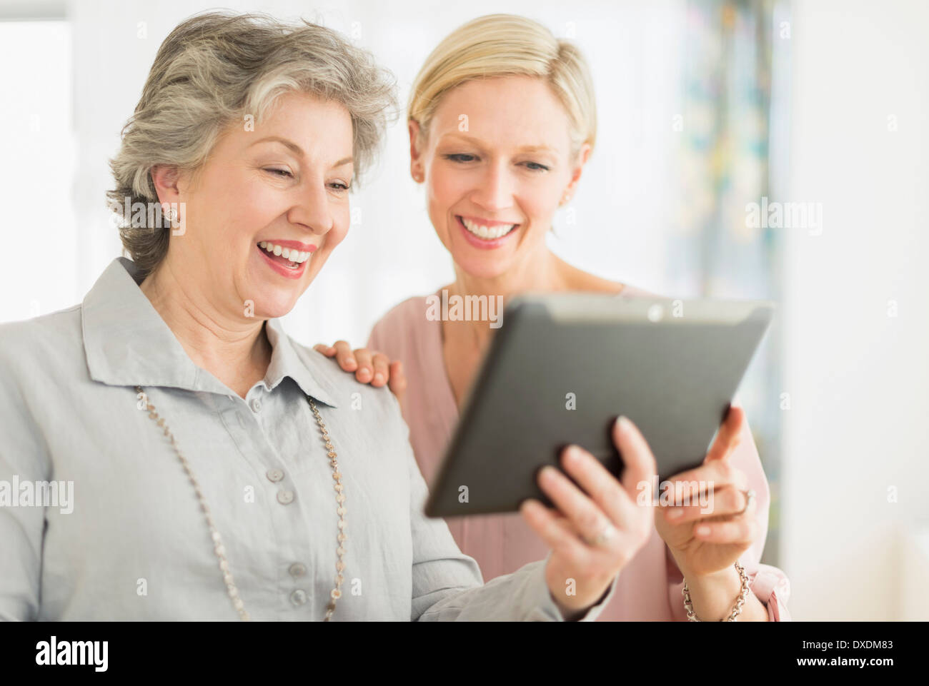 Porträt von zwei Frauen, die mit digital-Tablette Stockfoto