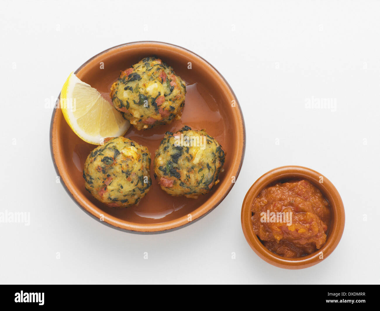 Fried Potatao Kugeln mit Zitronenscheibe und Schale mit Salsa, Studio Shot Stockfoto