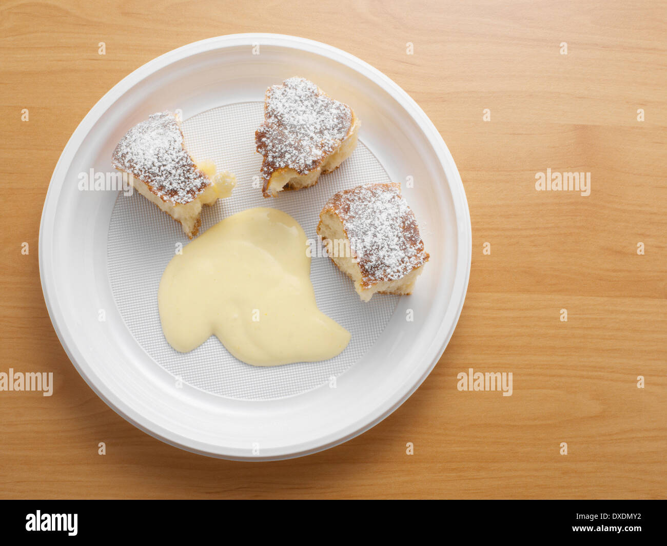 Draufsicht der süße Knödel mit Vanillesauce, Studioaufnahme Stockfoto