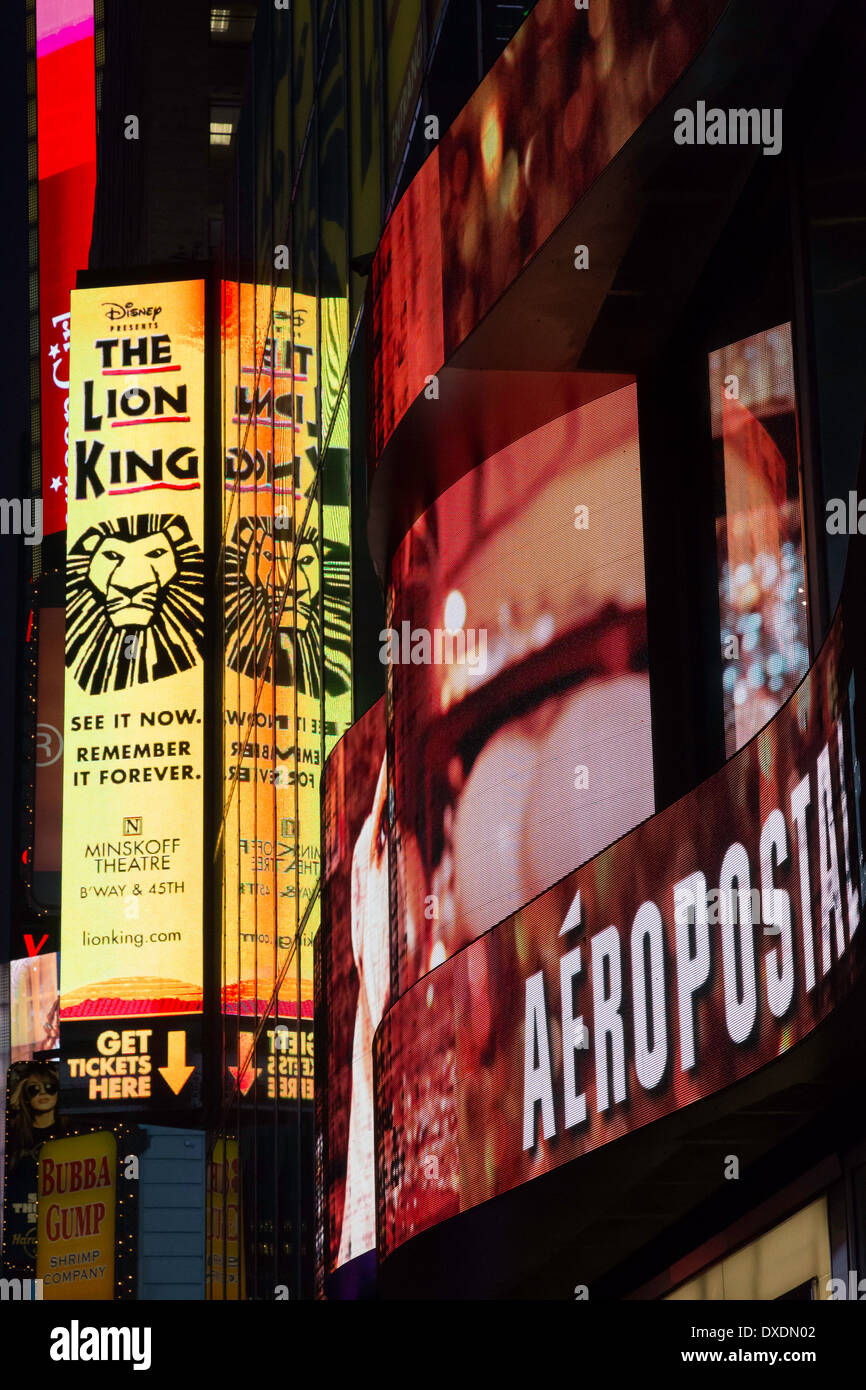 Plakatwände Leuchten Times Square bei Nacht, NYC Stockfoto
