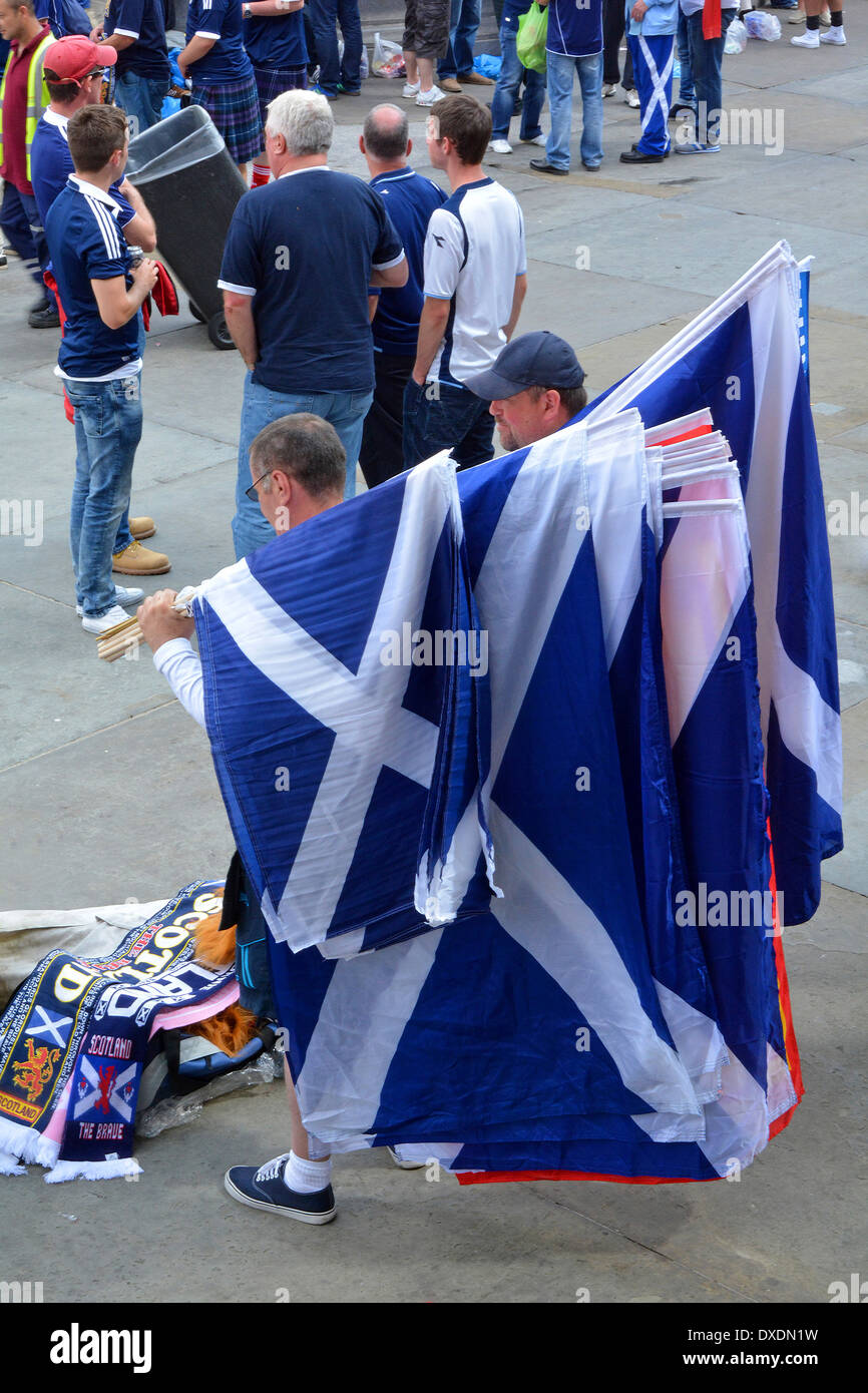 Schottland Fahnen zum Verkauf der schottischen Fußball-Fans sammeln in Trafalgar Square vor einem Länderspiel in Wembley London England Großbritannien Stockfoto