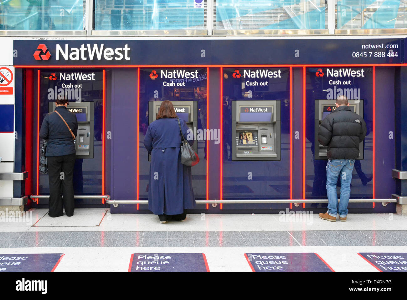 NAT West Bank moderne Installation von vier Geldautomaten auf Eisenbahn Bahnhofshalle mit Warteschlange hier unterzeichnet Stockfoto