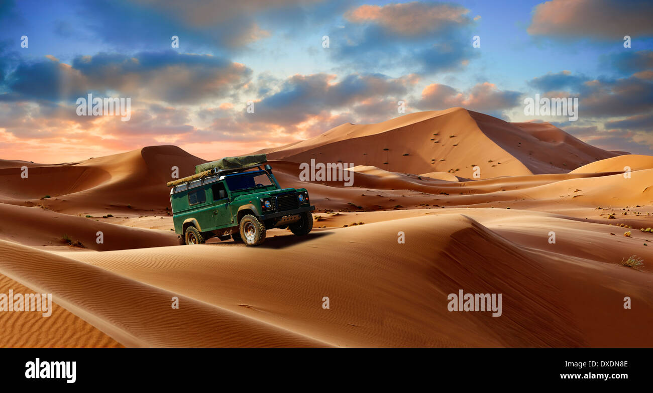 4 X4 Land Rover Defender auf den Sahara-Dünen von Erg Chebbi am Sonnenuntergang, Marokko, Afrika Stockfoto