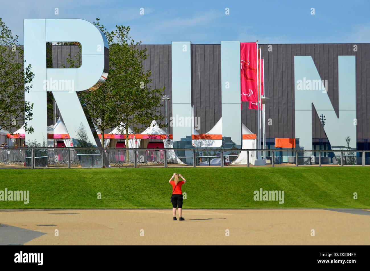 Riesige, reflektierende Buchstaben, die auf die Paralympischen Spiele in England schreiben, LAUFEN vor dem Copper Box Sports-Veranstaltungsort im Londoner Olympiapark 2012 Stockfoto
