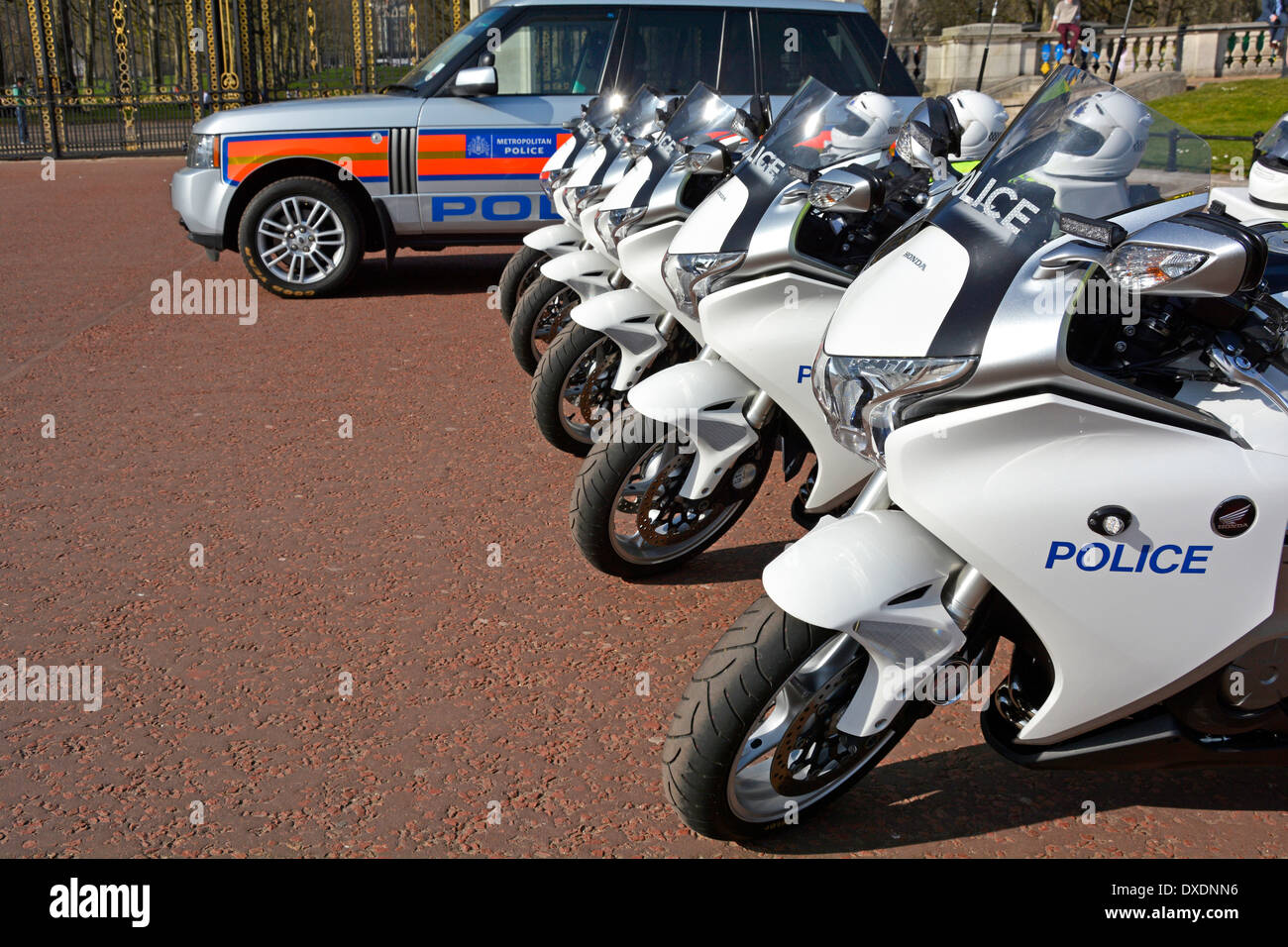 Metropolitan Police Honda Motorräder aus nächster Nähe und Polizeiauto parken in der Mall London England UK Stockfoto