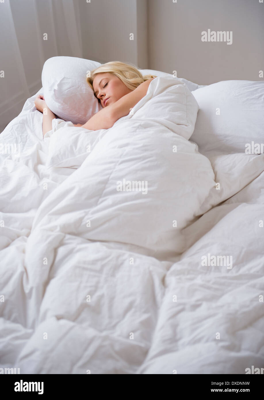 Junge Frau schlafen Stockfoto