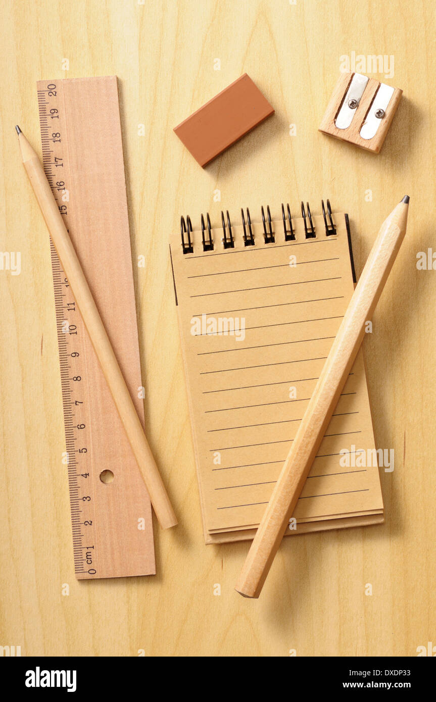 Notebook, Lineal und Bleistifte auf hölzernen Hintergrund, Studio gedreht Stockfoto
