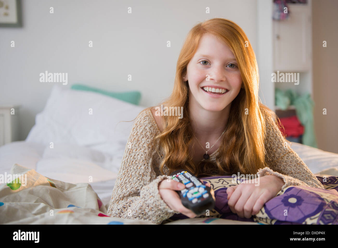 Porträt eines Mädchens (12-13) auf Bett liegend Stockfoto