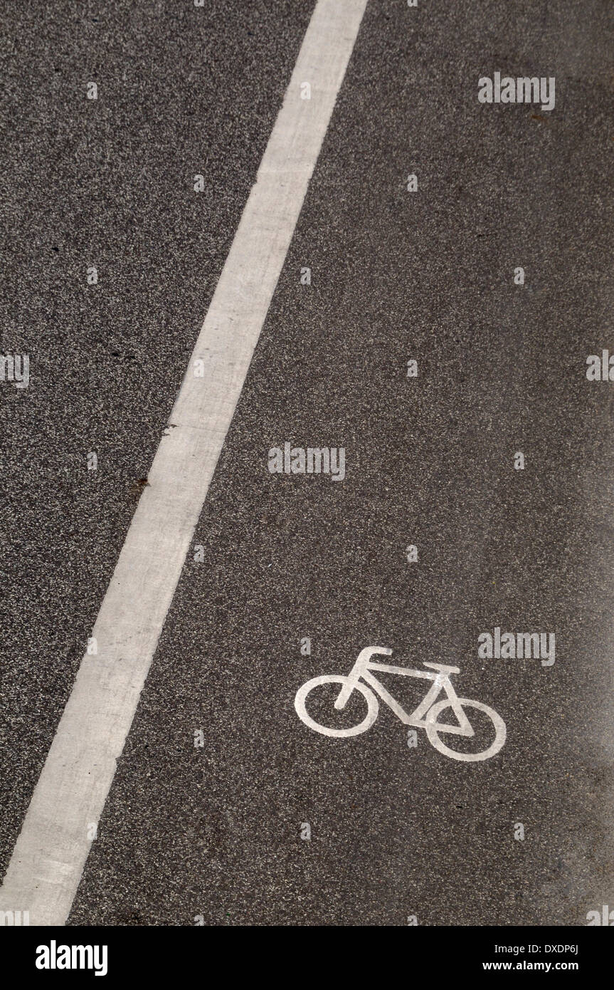 Nahaufnahme der Radweg auf asphaltierten Straße, Berlin, Deutschland Stockfoto