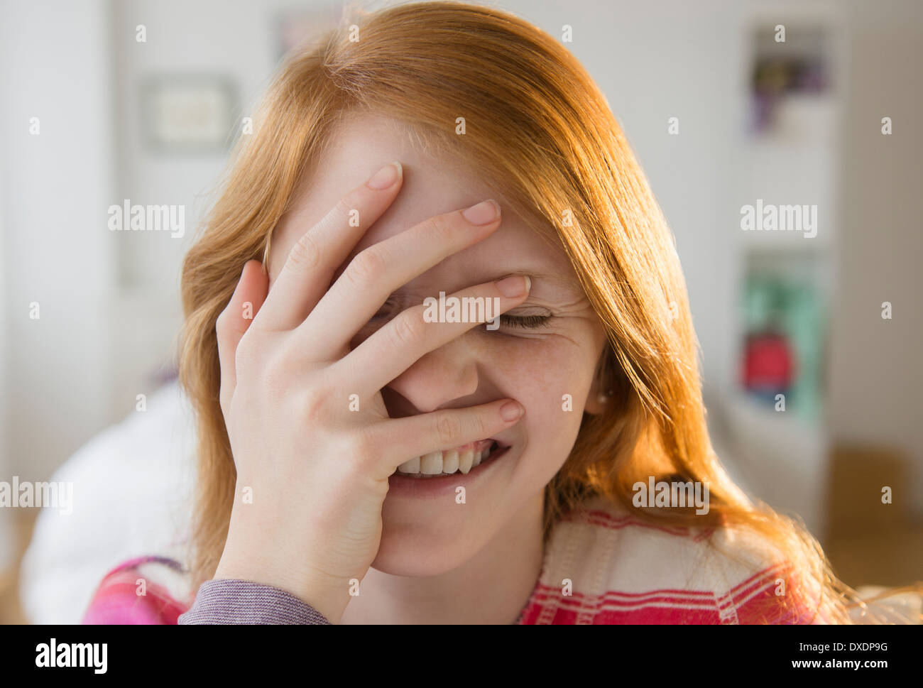Vorderansicht der Mädchen (12-13) mit der Hand auf Kopf Stockfoto