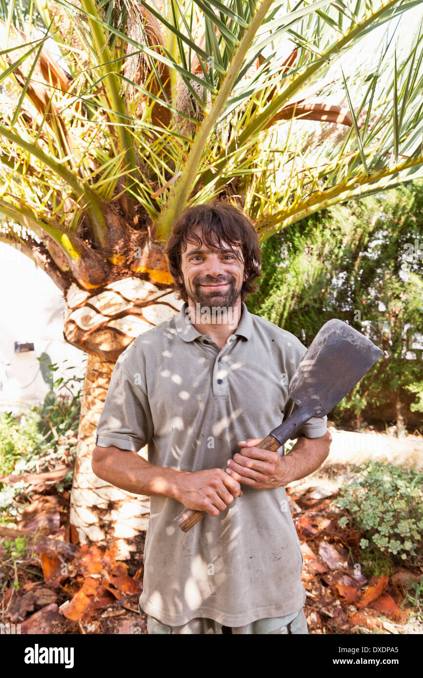 Porträt des Mannes halten Klinge zum Schälen von Palme, Mallorca, Spanien Stockfoto
