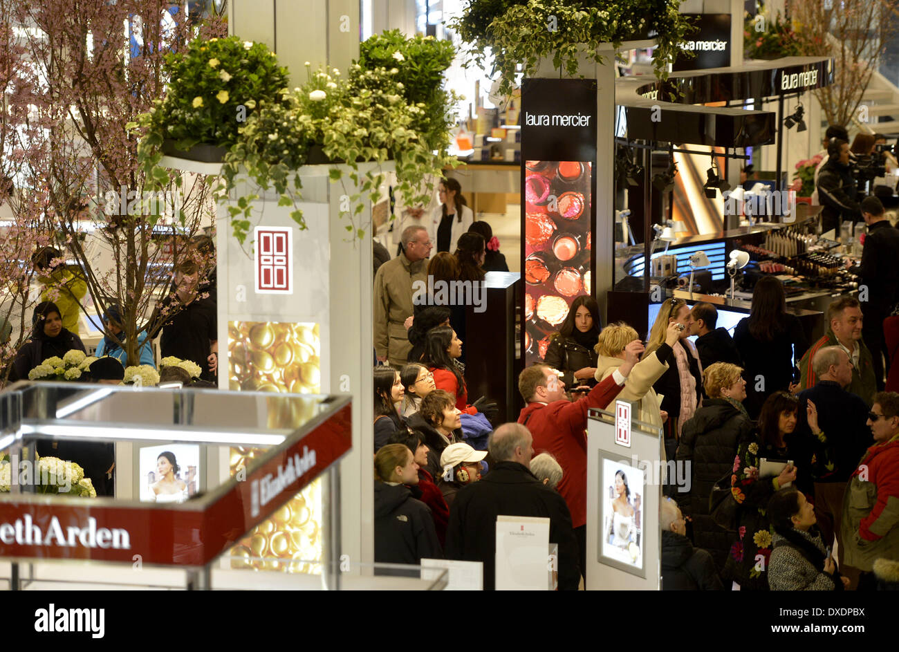 New York, USA. 24. März 2014. Die Menschen genießen Blumenschmuck im Kaufhaus Macy's in New York City, 24. März 2014. Unter dem Motto "der geheime Garten" für dieses Jahr startete am Sonntag der jährlichen Macys Flower Show in New York City aus. Bildnachweis: Wang Lei/Xinhua/Alamy Live-Nachrichten Stockfoto