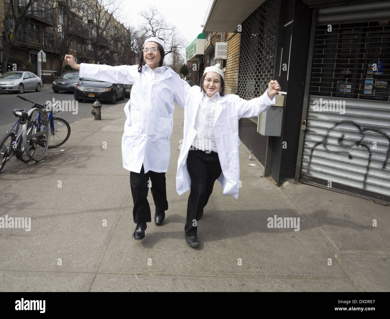 Religiöse Juden feiern das Fest des Purim im Abschnitt Borough Park von Brooklyn, NY, 2014. Stockfoto
