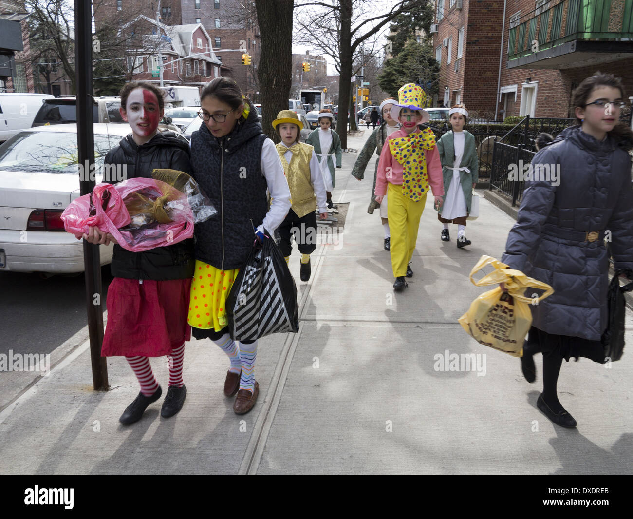 Religiöse Juden feiern das Fest des Purim im Abschnitt Borough Park von Brooklyn, NY, 2014. Stockfoto